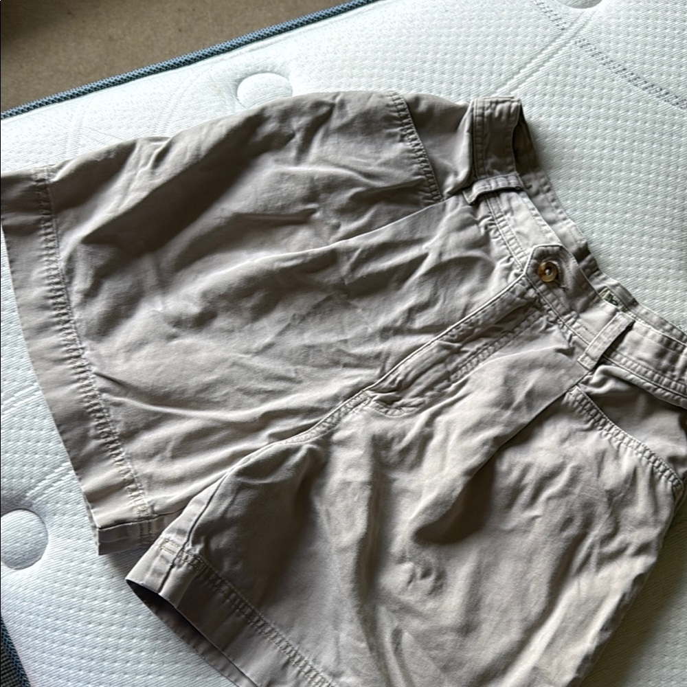Women’s Vintage Eddie Bauer Tan Shorts
Size 6